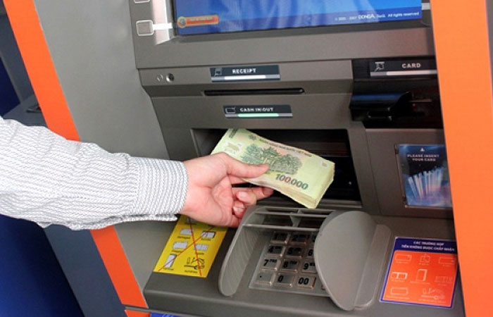 Hướng dẫn rút tiền mặt bằng thẻ ghi nợ quốc tế Vietinbank qua cây ATM